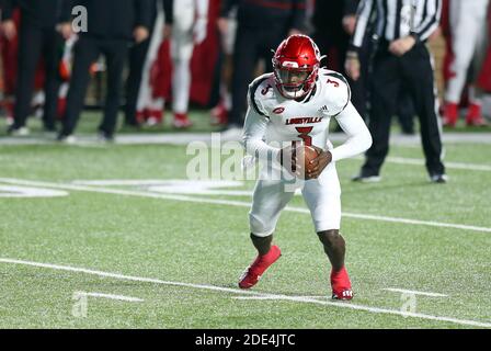 Stade des anciens élèves. 28 novembre 2020. MA, États-Unis; quart-back des Louisville Cardinals Malik Cunningham (3) en action pendant le match de football de la NCAA entre les Louisville Cardinals et les Boston College Eagles au stade Alumni. Anthony Nesmith/CSM/Alamy Live News Banque D'Images