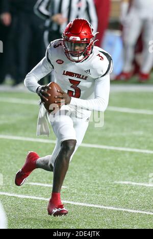 Stade des anciens élèves. 28 novembre 2020. MA, États-Unis; quart-back des Louisville Cardinals Malik Cunningham (3) en action pendant le match de football de la NCAA entre les Louisville Cardinals et les Boston College Eagles au stade Alumni. Anthony Nesmith/CSM/Alamy Live News Banque D'Images