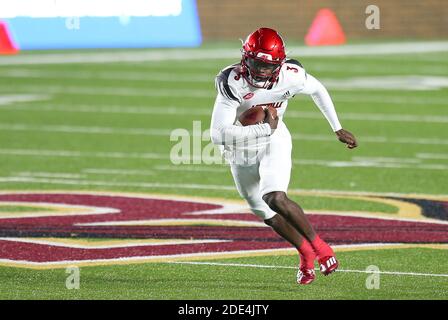 Stade des anciens élèves. 28 novembre 2020. MA, États-Unis ; quarterback des Louisville Cardinals Malik Cunningham (3) en action pendant le match de football de la NCAA entre les Louisville Cardinals et les Boston College Eagles au stade Alumni. Anthony Nesmith/CSM/Alamy Live News Banque D'Images