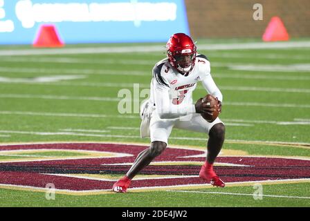 Stade des anciens élèves. 28 novembre 2020. MA, États-Unis; quart-back des Louisville Cardinals Malik Cunningham (3) en action pendant le match de football de la NCAA entre les Louisville Cardinals et les Boston College Eagles au stade Alumni. Anthony Nesmith/CSM/Alamy Live News Banque D'Images