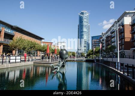 Portsmouth, Royaume-Uni - 8 septembre 2020 : vue le long de l'un des docks reconvertis de Gunwharf Quays, Portsmouth avec le Vernon Monument aux plongeurs de la Royal Navy Banque D'Images