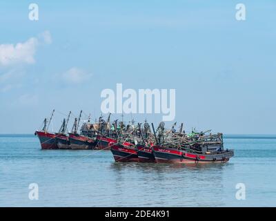Des bateaux de pêche amarrés au large de la côte à Myeik, dans le sud du Myanmar. Banque D'Images
