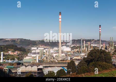 Corogne-Espagne. Vue générale de la raffinerie repsol A Coruña avec des maisons à proximité le 27 novembre 2020 Banque D'Images