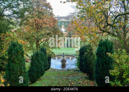Cornwell Manor et jardin en automne. Cornwell, Chipping Norton, Oxfordshire, Cotswolds, Angleterre. Vue de la route. Banque D'Images
