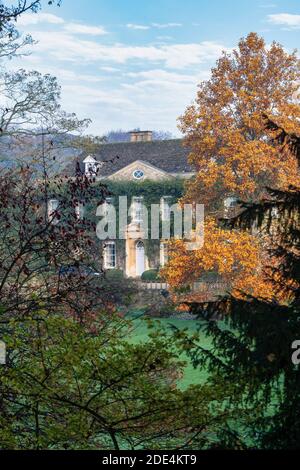 Cornwell Manor et jardin en automne. Cornwell, Chipping Norton, Oxfordshire, Cotswolds, Angleterre. Vue de la route. Banque D'Images