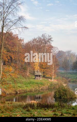 Domaine de Cornwell Manor en automne. Cornwell, Chipping Norton, Oxfordshire, Cotswolds, Angleterre. Vue de la route. Banque D'Images