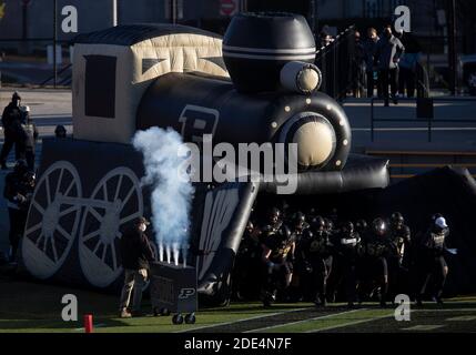 West Lafayette, Indiana, États-Unis. 28 novembre 2020. Les joueurs de Purdue s'affrontent sur le terrain avant le match de football de la NCAA entre les Rutgers Scarlet Knights et les Purdue Boilermakers au stade Ross-Ade à West Lafayette, Indiana. Rutgers a battu Purdue 37-30. John Mersiits/CSM/Alamy Live News Banque D'Images