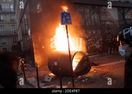 Paris, France. 28 novembre 2020. Un trashcan est incendié par les manifestants pendant la manifestation.des milliers de manifestants se sont emparés dans la rue à Paris, en France, pour manifester contre le projet de loi controversé sur la sécurité dont il est question, qui limiterait le partage d'images des officiers de police. Crédit : SOPA Images Limited/Alamy Live News Banque D'Images