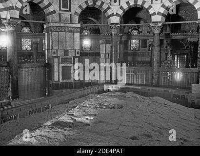 Histoire du Moyen-Orient - Jérusalem (El-Kouds). Le Rocher dans la mosquée d'Omar [c'est-à-dire Dôme du Rocher] Banque D'Images