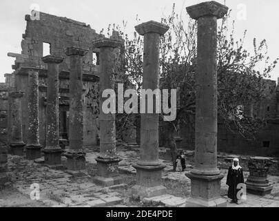 Jebel el-Druze et Hauran. Kanawat. Colonnade de la basilique romaine ca. 1938 Banque D'Images