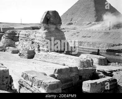 Légende originale: Egypte. Sphinx et pyramides. Le Sphinx (3/4 faces) et les trois pyramides - emplacement : Egypte--Jizah ca. 1934-1939 Banque D'Images