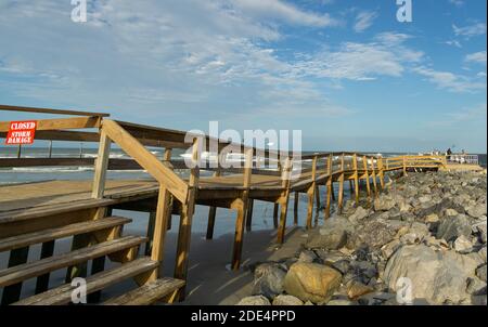 24 septembre 2020. La promenade gravement endommagée de la jetée de Ponce Inlet se dresse après de forts vents et se déferle d'une série de tempêtes. Banque D'Images