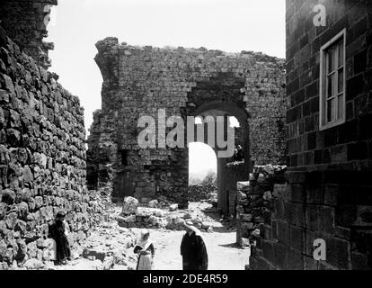 Légende originale : Jebel el-Druze & Hauran. Shahbah (ancien Philipppolis fondé par Philippe l'arabe 232 A.D.) Les thermes romains - lieu: Syrie--ShahbÄ ca. 1938 Banque D'Images