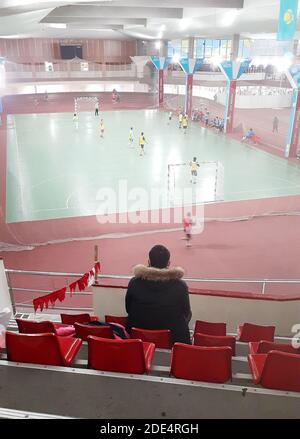 Hommes jouant au football dans la salle de sport, doux focus Banque D'Images
