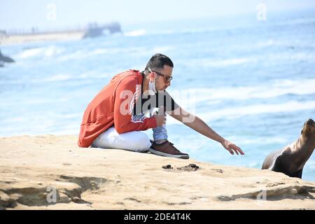 San Diego CA USA 10-04-2020 Tourisme prendre une photo d'un sceau sur la plage Banque D'Images