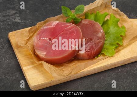 Raw tuna steak ronde prêt pour grill Banque D'Images