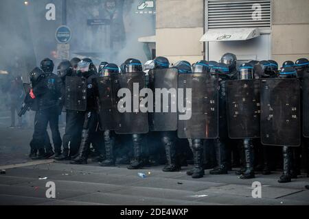 Paris, France. 28 novembre 2020. Les policiers tiennent des gardes lors d'affrontements avec des manifestants lors d'une manifestation à Paris, France, le 28 novembre 2020. Des violences ont éclaté entre la police et les manifestants à Paris et dans d'autres villes françaises lors des manifestations de samedi contre un projet de loi controversé qui restreint la publication d'images de police. Crédit: Aurélien Morissard/Xinhua/Alay Live News Banque D'Images