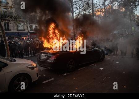 Paris, France. 28 novembre 2020. Les voitures sont éclairées par des manifestants lors d'affrontements avec la police lors d'une manifestation à Paris, en France, le 28 novembre 2020. Des violences ont éclaté entre la police et les manifestants à Paris et dans d'autres villes françaises lors des manifestations de samedi contre un projet de loi controversé qui restreint la publication d'images de police. Crédit: Aurélien Morissard/Xinhua/Alay Live News Banque D'Images