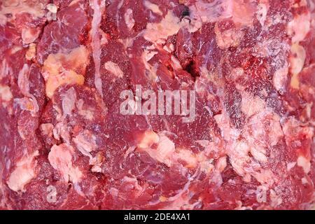 Bloc de morceaux de viande de bœuf cru rouge utilisé pour la viande crue alimentation des chiens ou des chats Banque D'Images