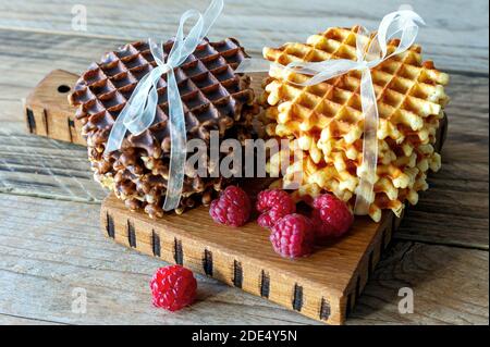 gaufres belges chaudes avec framboises sur planche à découper. Banque D'Images