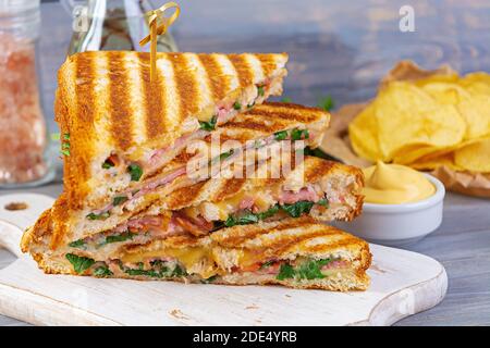 Sandwich club avec jambon, fromage, tomate, salade et frites Banque D'Images