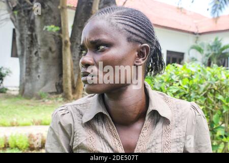 Irine Akinyi, 28 ans, victime d'un empoisonnement au plomb dans le village d'Uwino Uhuru à Changamwe, vu après une interview avec la presse. Elle souffre de problèmes rénaux et thyroïdiens en raison de l'exposition à l'empoisonnement au plomb d'une entreprise de fusion de batteries au plomb dans son quartier. L'entreprise a été fermée jusqu'à présent, mais les dommages laissés pour compte ont été mortels. Dans une décision de Landmark rendue plus tôt cette année, le gouvernement et les deux investisseurs privés ont reçu l'ordre de payer aux victimes 1.3 milliards de ksh équivalent à 12 millions de USD comme indemnité, une affaire que le gouvernement par l'intermédiaire du procureur général a apaa Banque D'Images