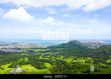 Belle vue de Kaneohe vue de haut en haut Pali Lookout vers l'océan et la ville de Kaneohe Banque D'Images