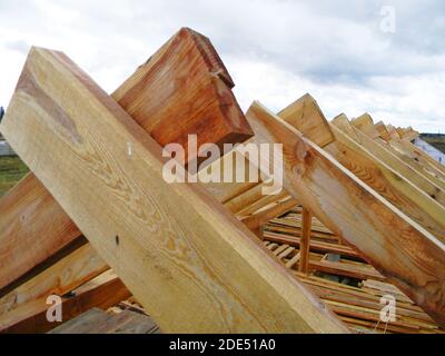 Maison inachevée toit construction de toitures fermes, poutres en bois, avant-toits, bois. Construction de cadre en bois de toit de maison. Banque D'Images