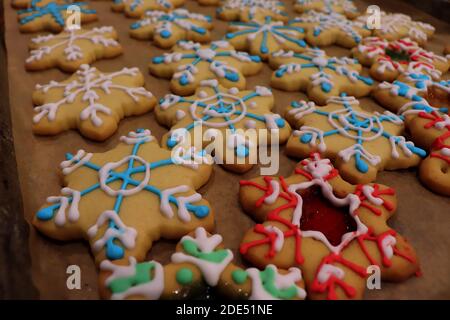 Plateaux de biscuits de Noël décorés de glaçage coloré, certains d'entre eux avec vitraux Banque D'Images