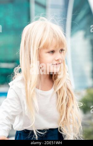 portrait d'une belle fille blonde dans un blanc blouse sur fond de paysage urbain Banque D'Images