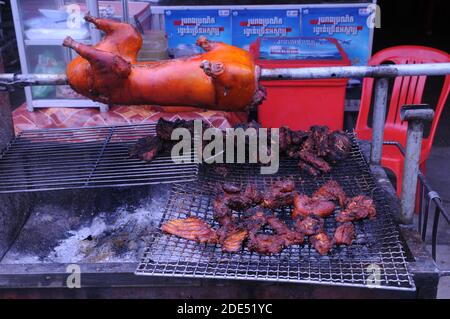 Cruauté envers les animaux, chien barbecue sur un craché dans un restaurant local, Steung Meanchey, Phnom Penh, Cambodge. © Kraig Lieb Banque D'Images