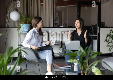 Jeune femme indienne compétente expliquant les principes du travail d'entreprise de la stagiaire Banque D'Images