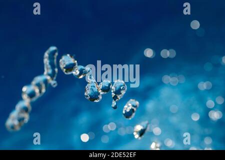 image macro des gouttelettes d'eau capturées dans l'air mi-atmosphérique sur une fontaine Banque D'Images