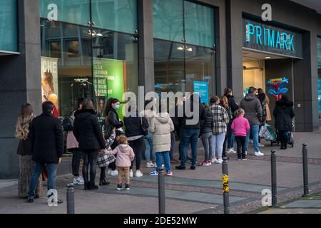 Rue commerçante, à Kennedy Platz, longues files d'attente devant quelques magasins, ici la chaîne de mode discount Primark, zone piétonne, plein, beaucoup de gens sho Banque D'Images