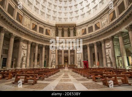 Une des principales églises de Naples, San Francesco di Paola a été achevée en 1816 sous le règne des Bourbons. Ici en particulier, c'est intérieur Banque D'Images