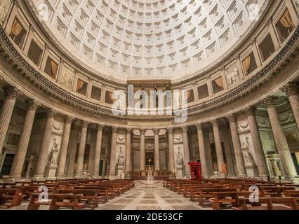 Une des principales églises de Naples, San Francesco di Paola a été achevée en 1816 sous le règne des Bourbons. Ici en particulier, c'est intérieur Banque D'Images