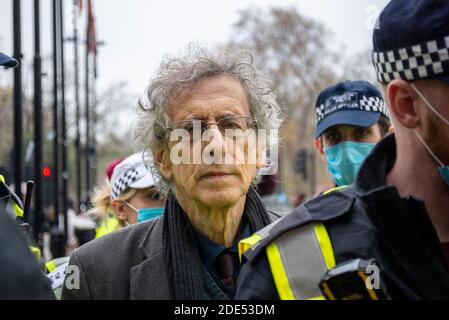 Piers Corbyn a mené une marche de protestation anti-verrouillage à Hyde Park, Londres, Royaume-Uni, entouré par la police. Homme de race blanche senior Policier masqué Banque D'Images