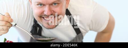 Portrait de l'homme beau que la soupe de cuisson Banque D'Images