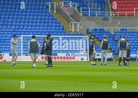 Les joueurs de Bristol City inspectent la surface du stade Madejski En avance sur les todays EFL Championship Game Reading vs Bristol City 1230 ko Banque D'Images