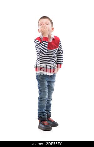 Mignon charmant petit enfant élégant envoyant des baisers d'air à l'appareil photo. Portrait du corps entier isolé sur fond blanc. Banque D'Images