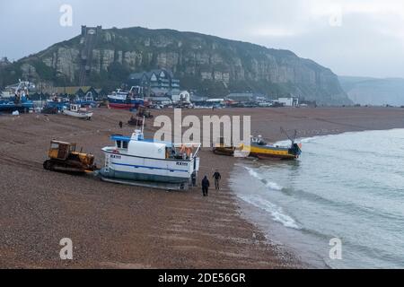 Hastings, East Sussex, Royaume-Uni. 29 novembre 2020. Les bateaux de pêche de Hastings se mettent en mer à l'aube un dimanche matin gris froid. Banque D'Images