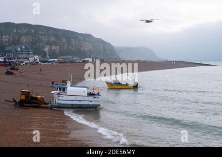 Hastings, East Sussex, Royaume-Uni. 29 novembre 2020. Les bateaux de pêche de Hastings se mettent en mer à l'aube un dimanche matin gris froid. Banque D'Images