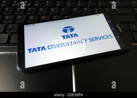 KONSKIE, POLOGNE - 11 janvier 2020 : logo de la société TATA Consultancy Services Limited TCS affiché sur le téléphone portable Banque D'Images