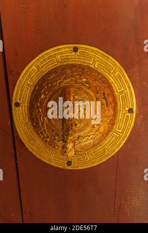 Golden Door Knocker sur Red Wooden Dzong Door au Bhoutan Banque D'Images