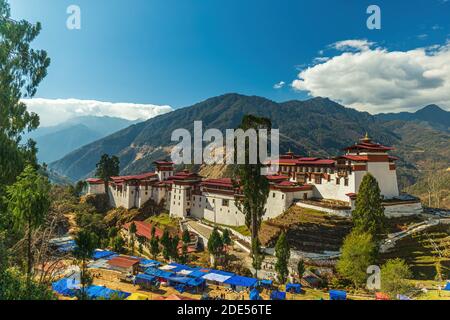 Trongsa Dzong au Bhoutan avec un beau ciel bleu Banque D'Images