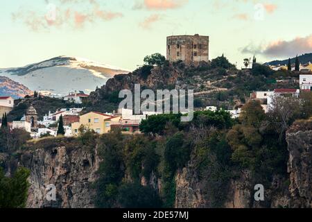 Château arabe de l'Ulloa dans la ville de Velez de Benaudalla avec la Sierra Nevada en arrière-plan. Banque D'Images