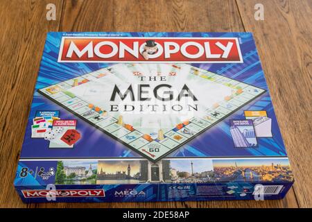 Durham, Royaume-Uni - 17 novembre 2020 : Newley a libéré Mega Edition Monopoly. Nouveau tournant sur le jeu de société de commerce de propriété classique à traiter rapidement (jeux Hasbro). Finan Banque D'Images