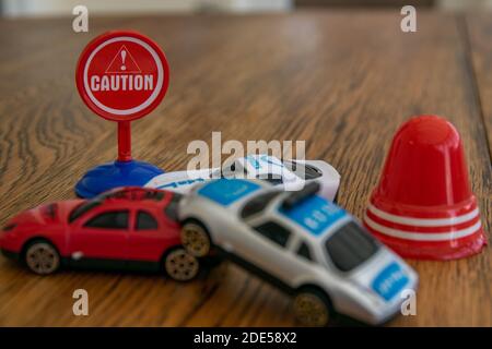 Jouets en plastique représentant une collision de voiture. 3 accumulation de voitures, accident, dommages, réclamation d'assurance, blessure, conduite en état d'ivresse, sécurité en conduisant, mauvais conducteurs, d Banque D'Images