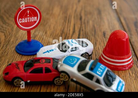 Jouets en plastique représentant une collision de voiture. 3 accumulation de voitures, accident, dommages, réclamation d'assurance, blessure, conduite en état d'ivresse, sécurité en conduisant, mauvais conducteurs, d Banque D'Images