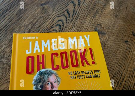 Durham, Royaume-Uni - 17 novembre 2020 : livre de cuisine James May Oh Cook. Top Gear voiture présentateur venez chef amateur, James apprend en déplacement sur l'émission de télévision Oh Cook, suc Banque D'Images